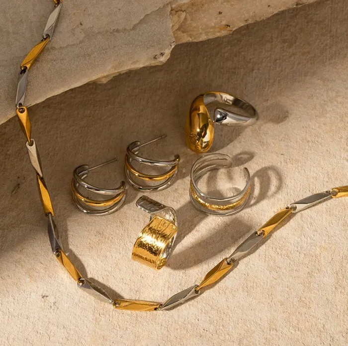 Rings Get Signatured Two Tone Statement Set